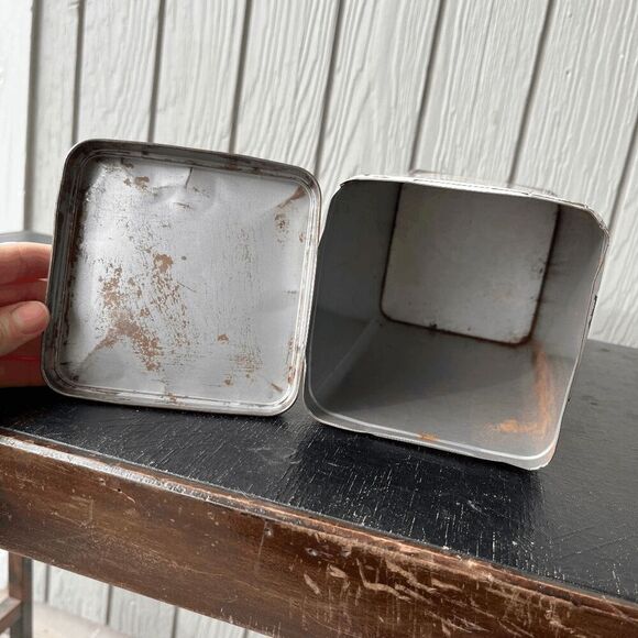 Vintage Nabisco Premium Saltine Crackers Tin Canister 14 oz 1960s Kitchen Decor - Picture 4 of 9